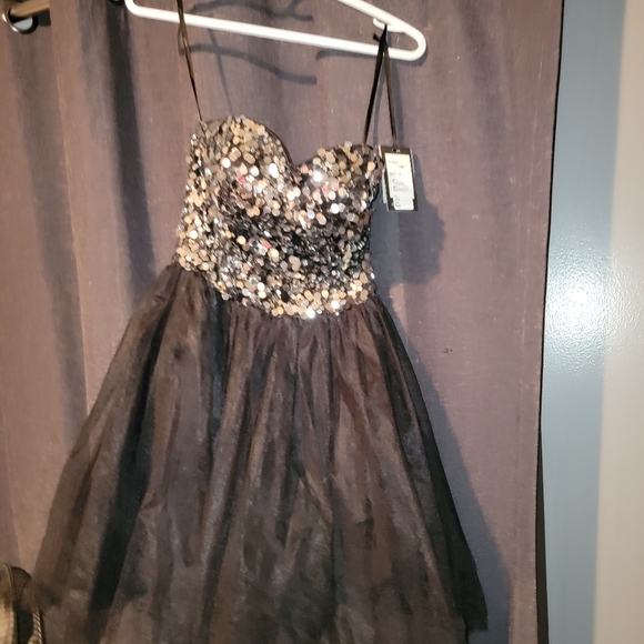 Dress - Picture 2 of 4